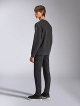 Alpinestars Bettern Crew, czarna bluza polarowa, męski model widoczny z tyłu i z boku, ściągacze przy mankietach i na dole, małe logo na rękawie, casualowy streetwear inspirowany sportami motorowymi