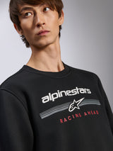 Alpinestars Bettern Crew Pullover, czarna bluza, białe logo Alpinestars z czerwonym napisem „Racing Ahead”, okrągły dekolt, codzienna odzież streetwearowa inspirowana sportami motorowymi