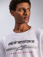Alpinestars Bettern Crew, biała bluza typu crewneck z polaru, czarne logo Alpinestars z szarymi poziomymi liniami i czerwonym napisem „Racing Ahead”, codzienna odzież streetwearowa inspirowana sportami motorowymi