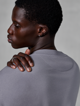 Alpinestars Essentials Ageless Crew, srebrna bluza z okrągłym dekoltem, zbliżenie na ramię i prążkowany dekolt, tekstura polaru z efektem prania kamieniowego, codzienna odzież streetwear