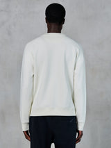 Alpinestars Essentials Ageless Crew, bluza typu crewneck w kolorze złamanej bieli, widok z tyłu, codzienna odzież sportowa, ściągacze na mankietach i u dołu, minimalistyczny design o swobodnym kroju, wysokiej jakości miękki materiał polarowy