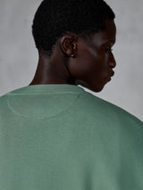 Alpinestars Essentials Ageless Crew, bluza z okrągłym dekoltem, kolor Cactus Green, zbliżenie na tylną linię dekoltu i górną część pleców, miękki polar typu stone-washed, codzienna odzież lifestyle'owa