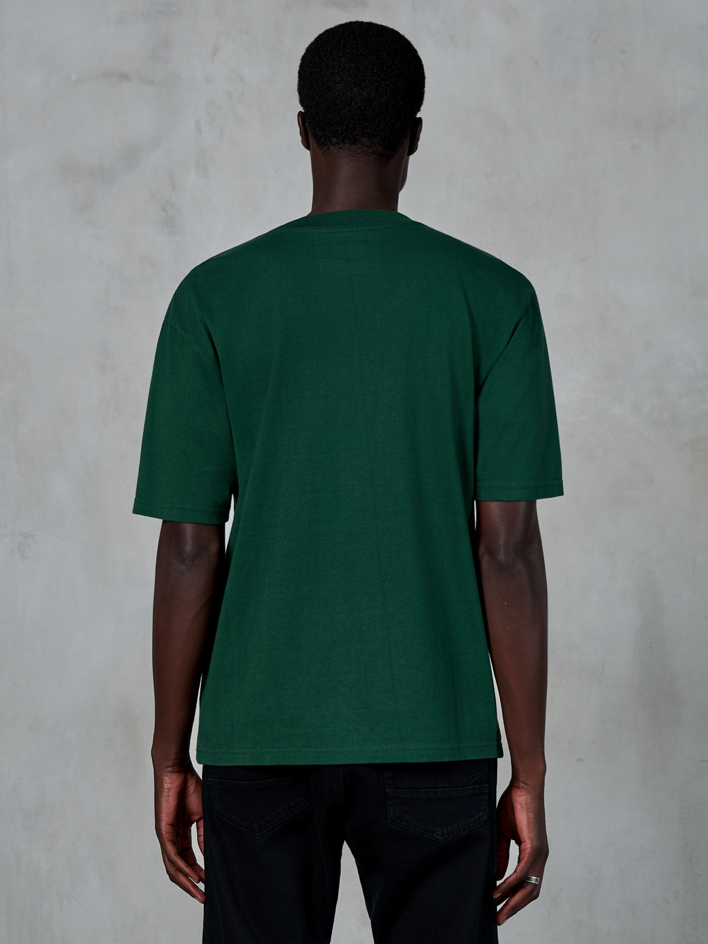 Alpinestars Essentials Ageless SS Tee, koszulka z krótkim rękawem, Pine Green, widok z tyłu na modelu, luźny krój, bawełna organiczna, codzienna odzież uliczna inspirowana sportami motorowymi