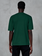 Alpinestars Essentials Ageless SS Tee, koszulka z krótkim rękawem, Pine Green, widok z tyłu na modelu, luźny krój, bawełna organiczna, codzienna odzież uliczna inspirowana sportami motorowymi