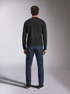 Alpinestars Trackside CSF Tee, koszulka z długim rękawem, czarna, widok z tyłu na modelu w ciemnoniebieskich jeansach, casualowa odzież streetwearowa w stylu motorsportowym