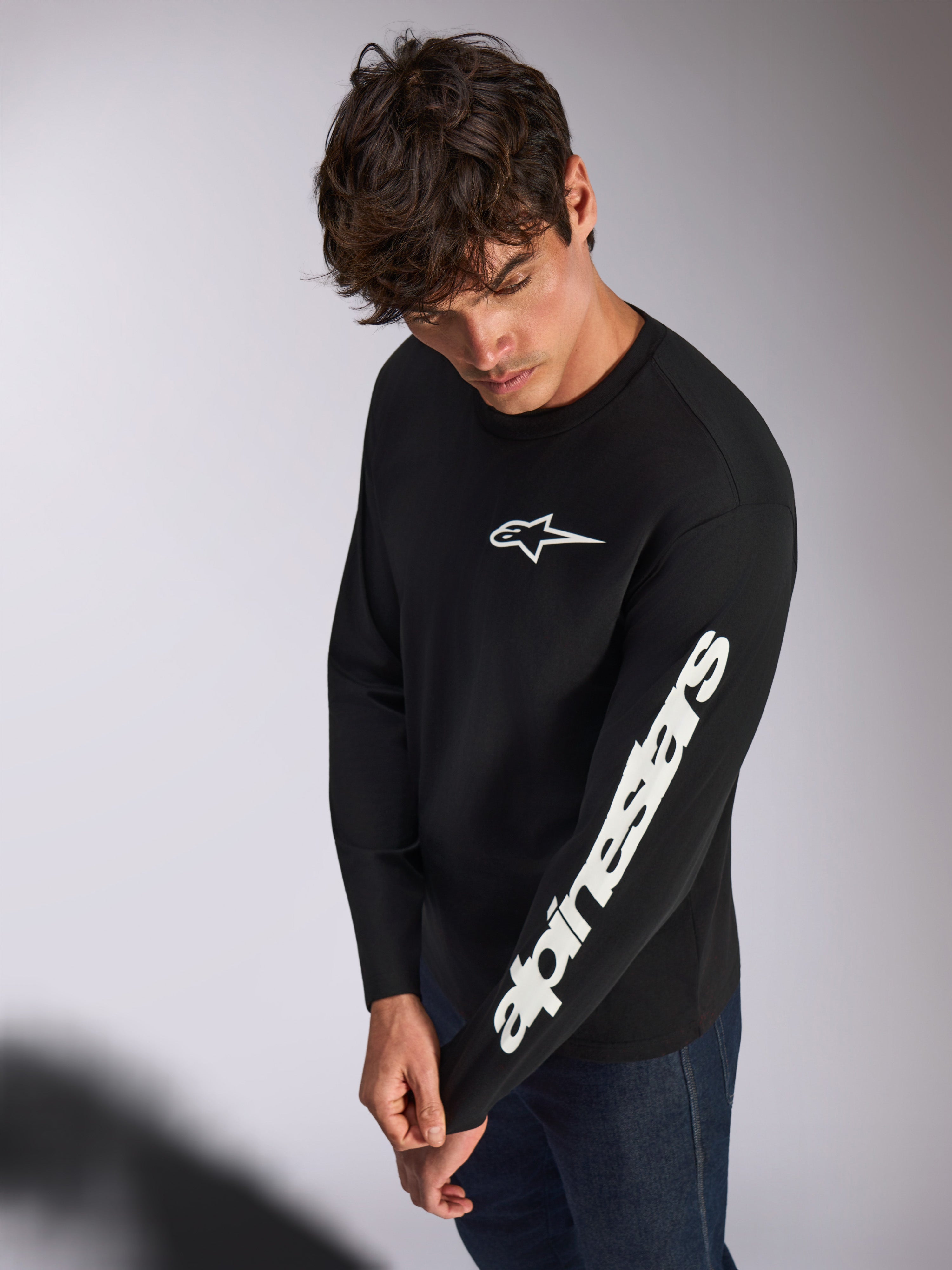 Alpinestars Trackside CSF Tee, koszulka z długim rękawem, czarna, białe logo Alpinestars na piersi i biały napis na lewym rękawie, casualowa odzież motorsportowa streetwear