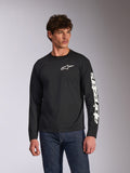 Alpinestars Trackside CSF Long Sleeve Tee, czarna, białe logo Alpinestars na piersi i branding na rękawie, prezentowana przez modela w niebieskich jeansach, codzienna odzież uliczna w stylu motorsport