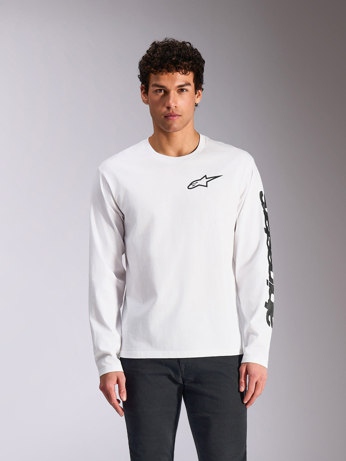 Alpinestars Trackside CSF Tee, koszulka z długim rękawem, biała z czarnym logo na piersi i brandingiem na rękawie, codzienna odzież motorsportowa, widok z przodu
