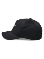 Alpinestars Ageless Reflex Waterproof Hat, czarna czapka z daszkiem, widok z profilu, usztywniona korona i zakrzywiony daszek, odblaskowe logo Astars, wodoodporna tkanina techniczna, sportowe nakrycie głowy