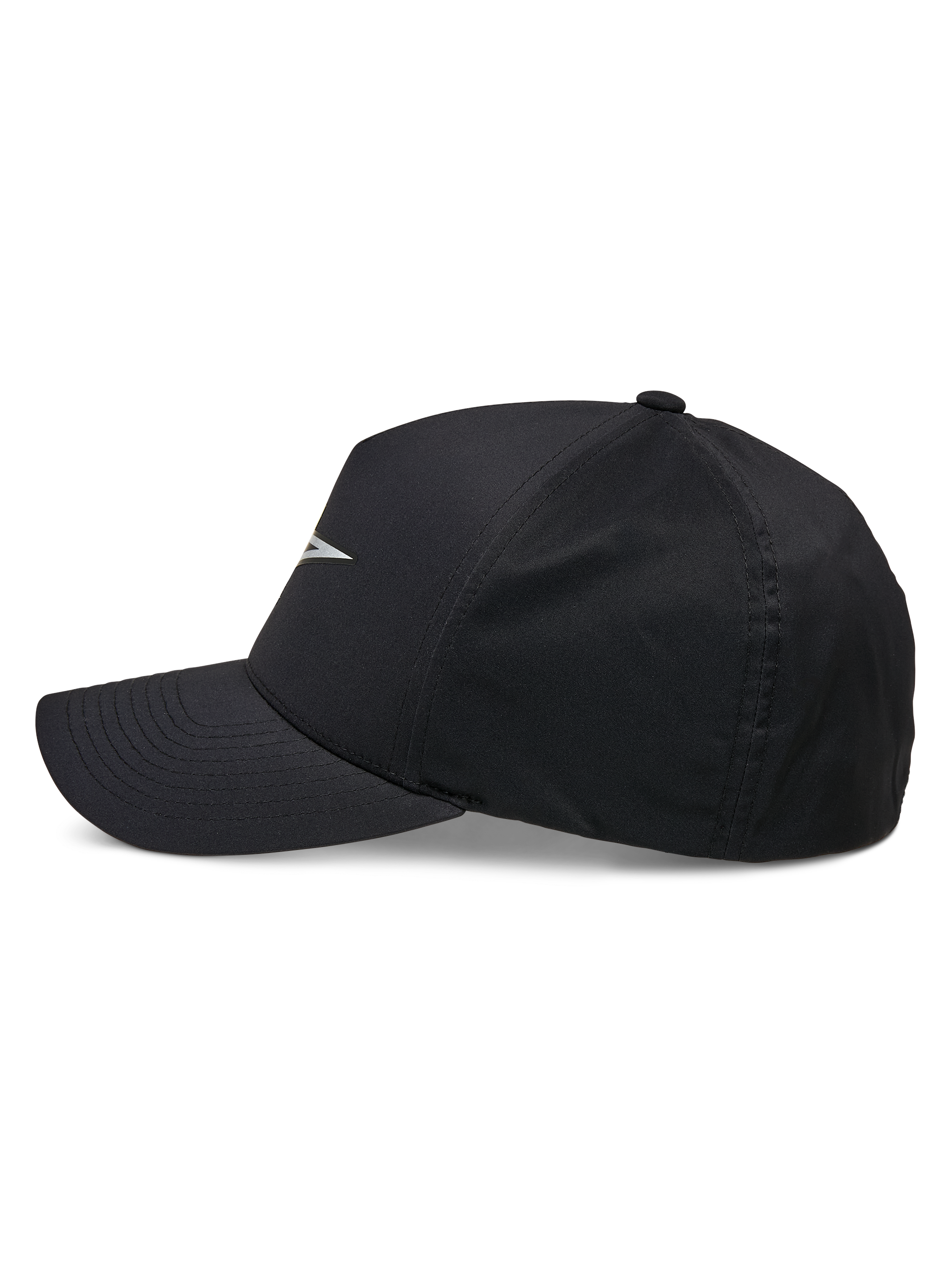 Alpinestars Ageless Reflex Waterproof Hat, czarna czapka z daszkiem, widok z profilu, usztywniona korona i zakrzywiony daszek, odblaskowe logo Astars, wodoodporna tkanina techniczna, sportowe nakrycie głowy