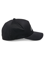 Alpinestars Ageless Reflex Waterproof Hat, czarna czapka z daszkiem, widok z profilu, zakrzywiony daszek i usztywniona korona, techniczna wodoodporna tkanina z odblaskowym logo, sportowe nakrycie głowy