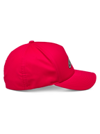 Alpinestars Ageless Reflex Waterproof Hat, czerwona, widok z boku na czapkę typu baseball z zakrzywionym daszkiem i usztywnioną koroną, wykonana z technicznej wodoodpornej tkaniny z odblaskowym logo.