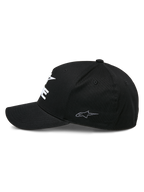 Alpinestars Ride Sonic Hat, usztywniana czapka z daszkiem, czarna, widok z boku, zakrzywiony daszek, małe szare haftowane logo gwiazdy na bocznym panelu, elastyczna tkanina twill, casualowe nakrycie głowy w stylu motorsport