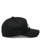 Alpinestars Ride Sonic Hat, widok z boku, czarna z białym haftowanym logo 3D, zakrzywiony daszek, usztywniona korona, elastyczna tkanina twill, codzienne nakrycie głowy w stylu motorsportowym