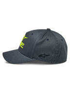Alpinestars Ride Sonic Hat, grafitowa i jaskrawożółta, widok z boku prezentujący zakrzywiony daszek i usztywnioną koronę, żółte haftowane logo 3D z przodu i małe czarne logo gwiazdy na panelu bocznym, sportowe nakrycie głowy
