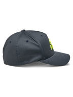 Alpinestars Ride Sonic Hat, widok z profilu, grafitowa z neonowożółtym haftowanym logo 3D, zakrzywiony daszek i usztywniona korona, elastyczna czapka motorsportowa