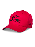 Alpinestars Ride Sonic Hat, czerwona czapka z daszkiem, czarne haftowane logo 3D i napis „RIDE”, zakrzywiony daszek, usztywniona korona, casualowy styl motorsportowy