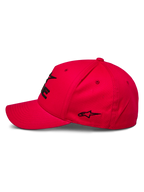 Alpinestars Ride Sonic Hat, czerwona czapka z daszkiem, widok z profilu, zakrzywiony daszek i usztywniona korona, czarne haftowane logo 3D i detal gwiazdy, sportowy design inspirowany motorsportem