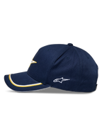 Alpinestars Ascension Snapback Hat, granatowo-złota czapka z daszkiem, widok z profilu, zakrzywiony daszek ze złotym i białym podwójnym wykończeniem sutache, haftowane logo z boku, casualowy styl motorsportowy