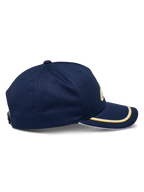 Alpinestars Ascension Snapback Hat, widok z boku, granatowa ze złotym i białym wykończeniem sutache na zakrzywionym daszku, usztywniona korona, casualowe nakrycie głowy w stylu motorsport