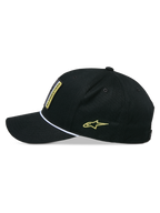 Alpinestars Specific Snapback Hat, czarna czapka z daszkiem typu snapback, widok z boku, zakrzywiony daszek z białym plecionym sznurkiem, żółty haft z logo Astars z boku, usztywniona korona, codzienne nakrycie głowy