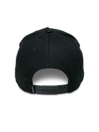 Alpinestars Specific Snapback Hat, czarna, widok z tyłu, regulowane plastikowe zapięcie snapback, małe białe logo Astars na tylnej metce, usztywniona korona, codzienne nakrycie głowy w stylu motorsport