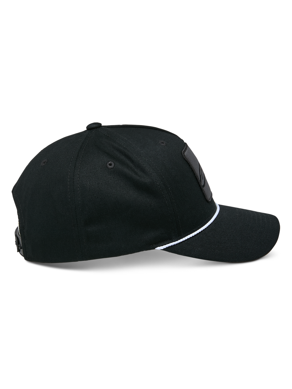 Alpinestars Specific Snapback Hat, czarna, widok z profilu prezentujący zakrzywiony daszek z białą plecioną ozdobą ze sznurka, usztywniona korona, codzienne nakrycie głowy w stylu motorsportowym
