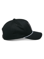 Alpinestars Specific Snapback Hat, czarna, widok z profilu prezentujący zakrzywiony daszek z białą plecioną ozdobą ze sznurka, usztywniona korona, codzienne nakrycie głowy w stylu motorsportowym