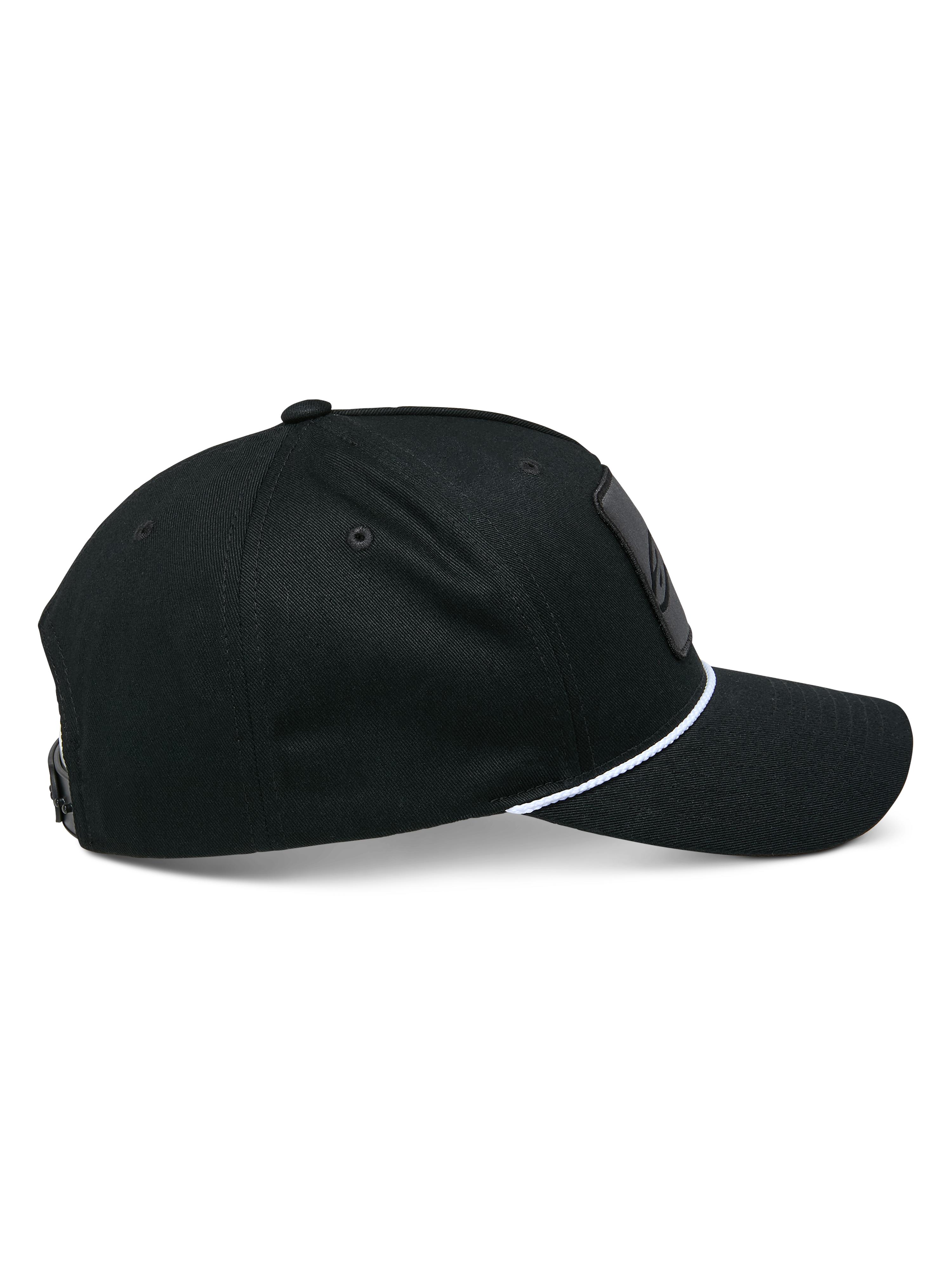 Alpinestars Specific Snapback Hat, czarna, widok z profilu prezentujący zakrzywiony daszek z białą plecioną ozdobą ze sznurka, usztywniona korona, codzienne nakrycie głowy w stylu motorsportowym