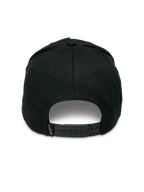Czapka Alpinestars Ageless Snapback, czarna, widok z tyłu z regulowanym zapięciem typu snapback, mała tkana metka z logo gwiazdy, usztywniona korona z kepru bawełnianego, codzienne nakrycie głowy inspirowane motorsportem
