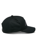 Alpinestars Ageless Snapback Hat, czarna czapka (Black Charcoal), widok z profilu, usztywniona korona z zakrzywionym daszkiem, regulowane zapięcie snapback, codzienne nakrycie głowy inspirowane sportami motorowymi