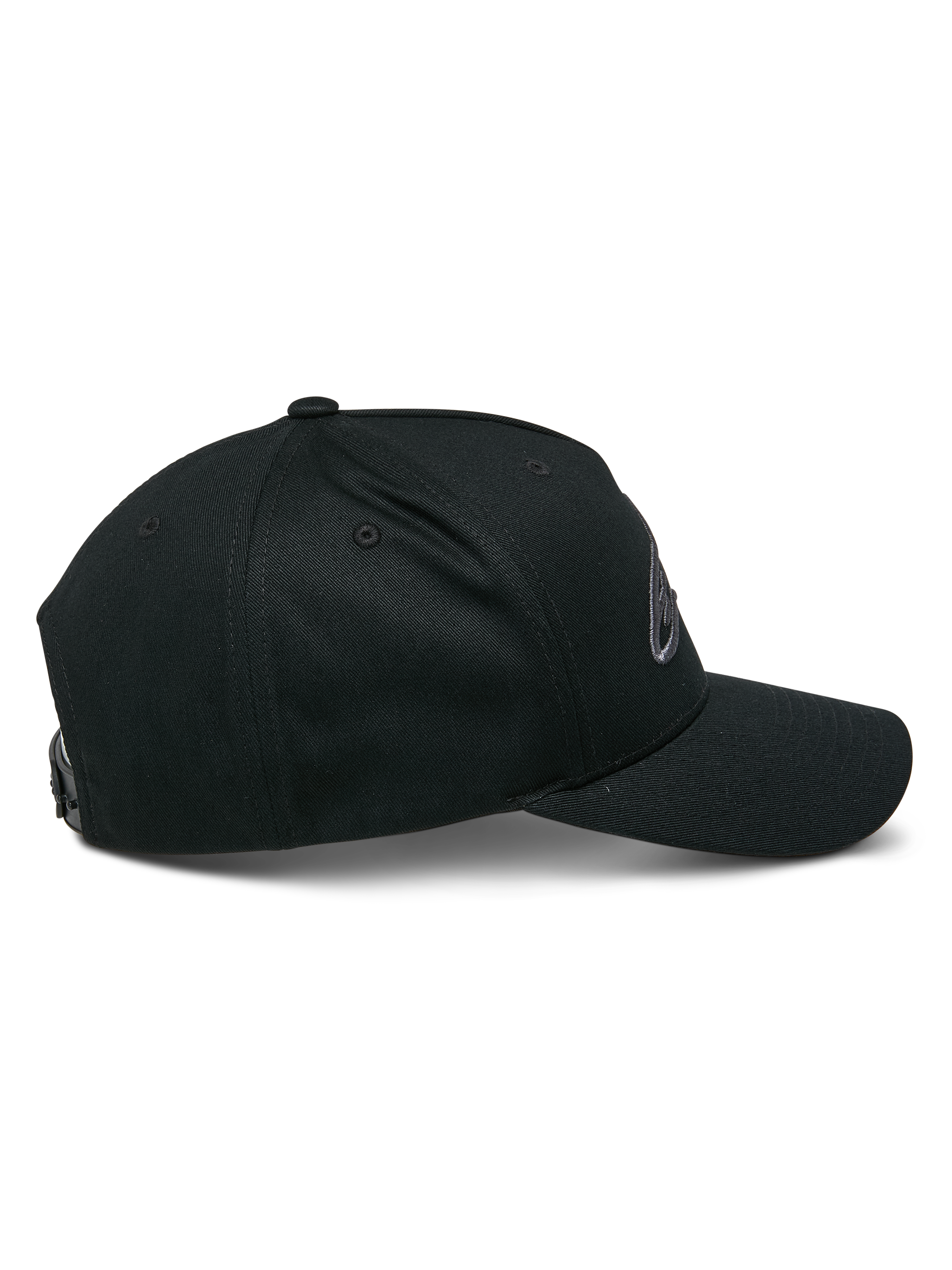 Alpinestars Ageless Snapback Hat, czarna czapka (Black Charcoal), widok z profilu, usztywniona korona z zakrzywionym daszkiem, regulowane zapięcie snapback, codzienne nakrycie głowy inspirowane sportami motorowymi