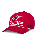 Alpinestars Ride Comp Snapback Hat, czerwona czapka z daszkiem typu snapback, białe logo 3D Astars i napis „RIDE”, zakrzywiony daszek z białym plecionym sznurkiem, usztywniona korona, sportowy styl casual