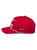 Czapka Alpinestars Ride Comp Snapback, czerwona, profil boczny, białe haftowane logo gwiazdy, ozdobny pleciony sznur, zakrzywiony daszek, sportowa odzież motorsportowa