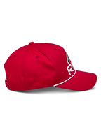 Alpinestars Ride Comp Snapback Hat, czerwona czapka z daszkiem, widok z boku, zakrzywiony daszek z białym plecionym sznurkiem, usztywniona korona z białym logo Astars Ride, sportowe nakrycie głowy