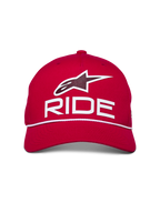 Alpinestars Ride Comp Snapback Hat, czerwona z białymi i czarnymi elementami, z logo Astars Ride w druku 3D i białym ozdobnym sznurem, usztywniona korona z zakrzywionym daszkiem, codzienne nakrycie głowy inspirowane sportami motorowymi