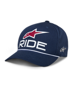 Alpinestars Ride Comp Snapback Hat, granatowa czapka z daszkiem, biały napis RIDE i czerwone logo z gwiazdą, zakrzywiony daszek z białym plecionym sznurkiem, sportowe nakrycie głowy
