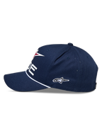 Alpinestars Ride Comp Snapback Hat, granatowa czapka z daszkiem z białymi i czerwonymi elementami, widok z boku, usztywniona korona z zakrzywionym daszkiem, biały ozdobny sznur, haftowane logo z boku, codzienne nakrycie głowy w stylu motorsport
