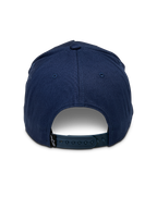 Czapka Alpinestars Ride Comp Snapback, granatowa, widok z tyłu z regulowanym plastikowym zapięciem typu snapback, mała czarna metka z logo, usztywniona korona z bawełnianego twillu, codzienne nakrycie głowy inspirowane motorsportem