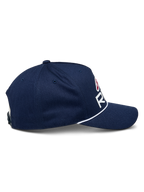 Czapka Alpinestars Ride Comp Snapback, granatowa z białymi i czerwonymi akcentami, profil boczny prezentujący zakrzywiony daszek i biały pleciony sznurek, usztywniona korona, casualowe nakrycie głowy w stylu motorsport