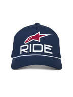 Alpinestars Ride Comp Snapback Hat, granatowa czapka z daszkiem z białymi i czerwonymi akcentami, logo RIDE 3D, czerwony symbol gwiazdy, biały pleciony sznurek, zakrzywiony daszek, sportowe nakrycie głowy