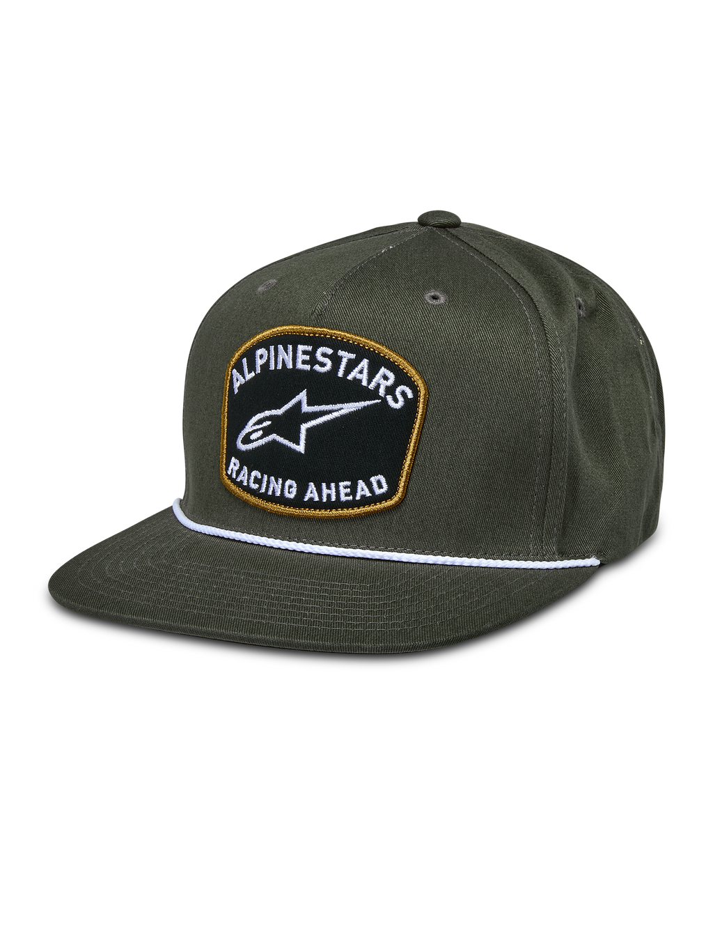Alpinestars Promptus Snapback Hat, kolor military green, płaski daszek z białym plecionym sznurkiem, czarna haftowana naszywka ze złotym obramowaniem, białe logo ALPINESTARS RACING AHEAD, lifestyle'owe nakrycie głowy w stylu motorsport