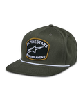Alpinestars Promptus Snapback Hat, kolor military green, płaski daszek z białym plecionym sznurkiem, czarna haftowana naszywka ze złotym obramowaniem, białe logo ALPINESTARS RACING AHEAD, lifestyle'owe nakrycie głowy w stylu motorsport
