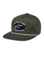 Alpinestars Promptus Snapback Hat, kolor military green, płaski daszek z białym plecionym sznurkiem, czarna haftowana naszywka ze złotym obramowaniem, białe logo ALPINESTARS RACING AHEAD, lifestyle'owe nakrycie głowy w stylu motorsport