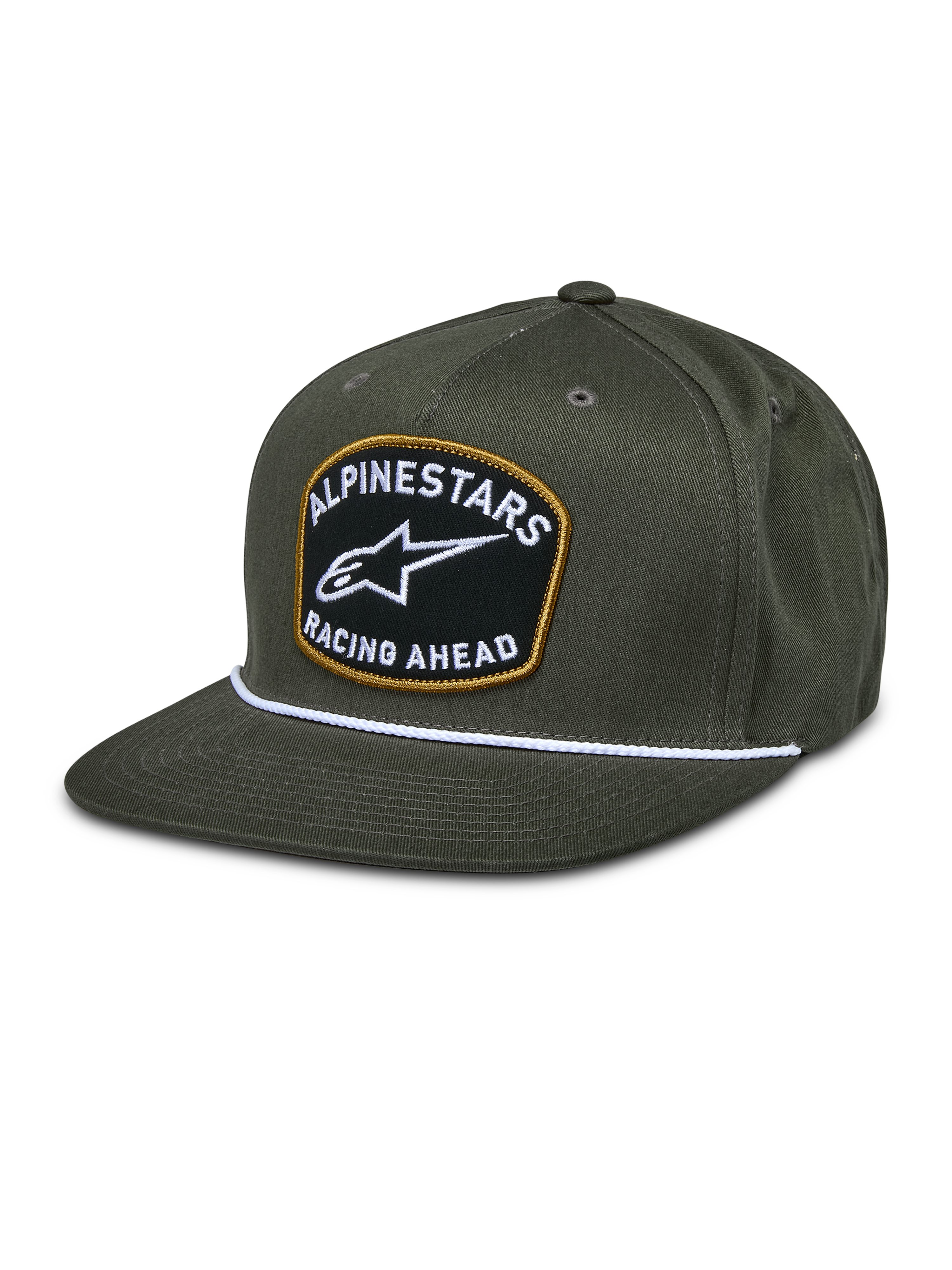 Alpinestars Promptus Snapback Hat, kolor military green, płaski daszek z białym plecionym sznurkiem, czarna haftowana naszywka ze złotym obramowaniem, białe logo ALPINESTARS RACING AHEAD, lifestyle'owe nakrycie głowy w stylu motorsport