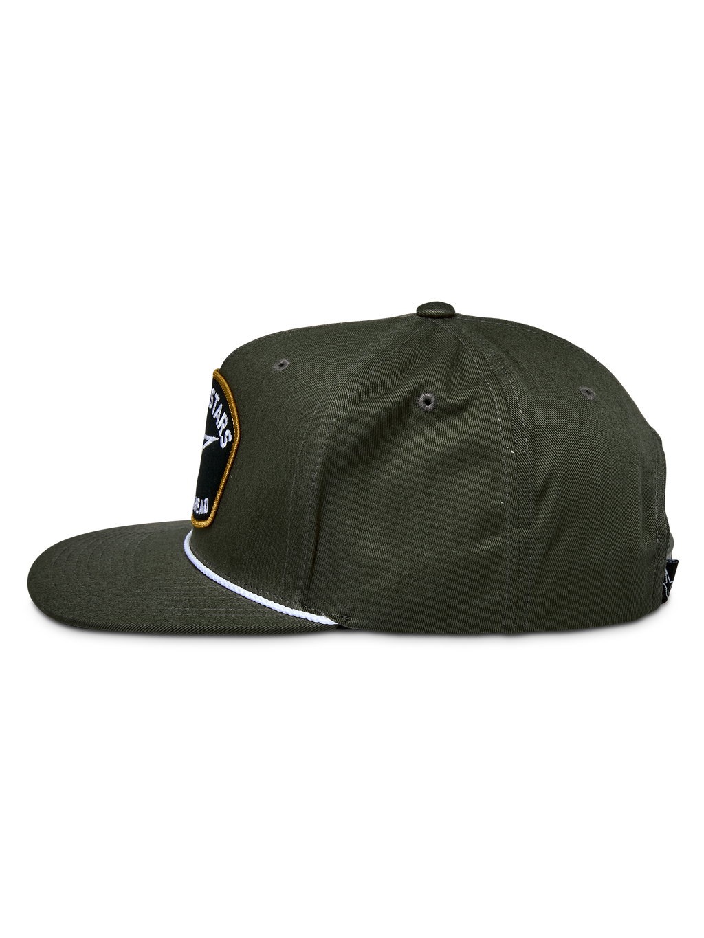Alpinestars Promptus Snapback Hat, kolor zielony militarny, widok z boku ukazujący usztywnioną koronę i płaski daszek, biały pleciony sznurek, haftowana naszywka z logo z przodu, codzienne nakrycie głowy z bawełnianego kepru