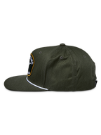 Alpinestars Promptus Snapback Hat, kolor zielony militarny, widok z boku ukazujący usztywnioną koronę i płaski daszek, biały pleciony sznurek, haftowana naszywka z logo z przodu, codzienne nakrycie głowy z bawełnianego kepru