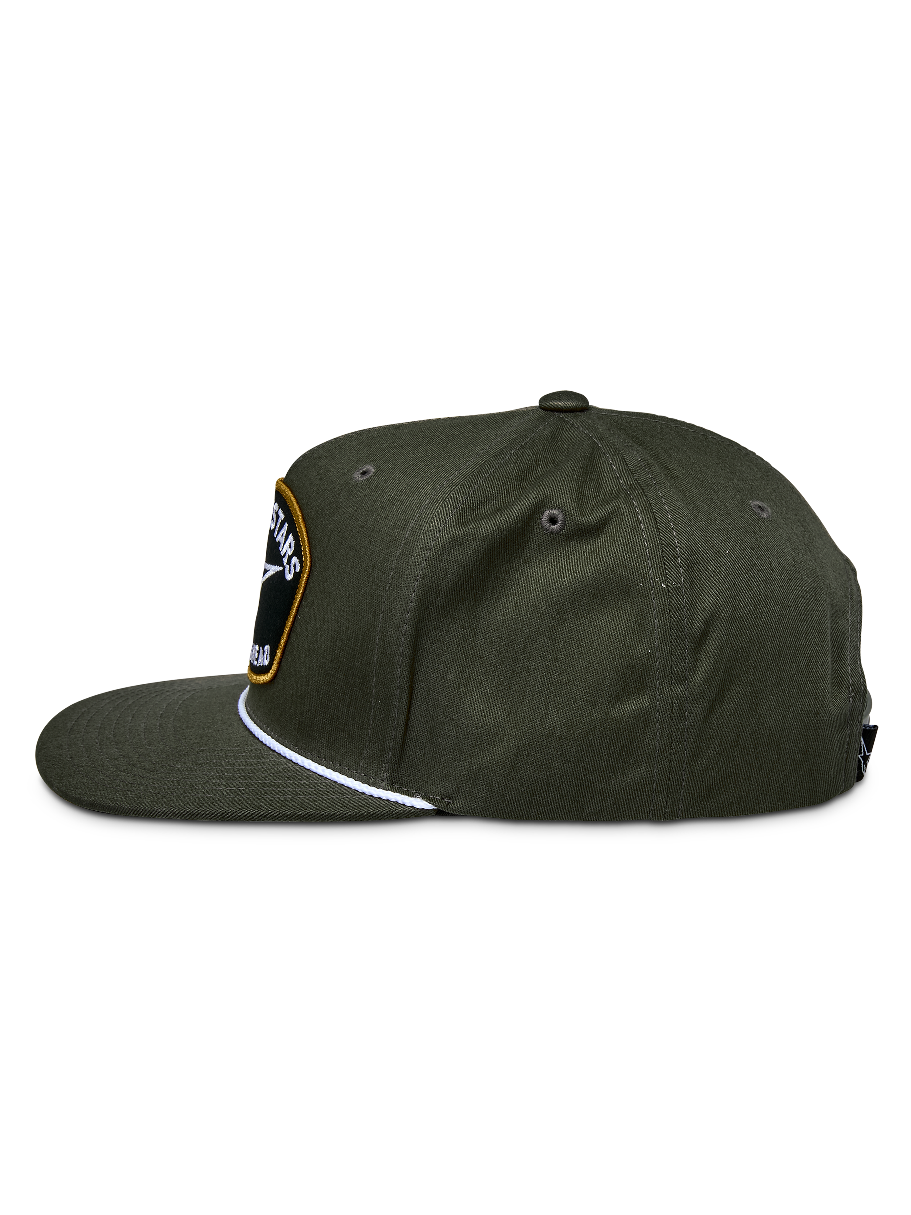Alpinestars Promptus Snapback Hat, kolor zielony militarny, widok z boku ukazujący usztywnioną koronę i płaski daszek, biały pleciony sznurek, haftowana naszywka z logo z przodu, codzienne nakrycie głowy z bawełnianego kepru