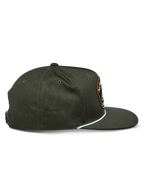 Alpinestars Promptus Snapback Hat, kolor militarna zieleń, widok z profilu prezentujący płaski daszek i usztywnioną koronę, detal z białego plecionego sznurka u podstawy korony, wytrzymała tkanina z kepru bawełnianego, sportowy styl casual