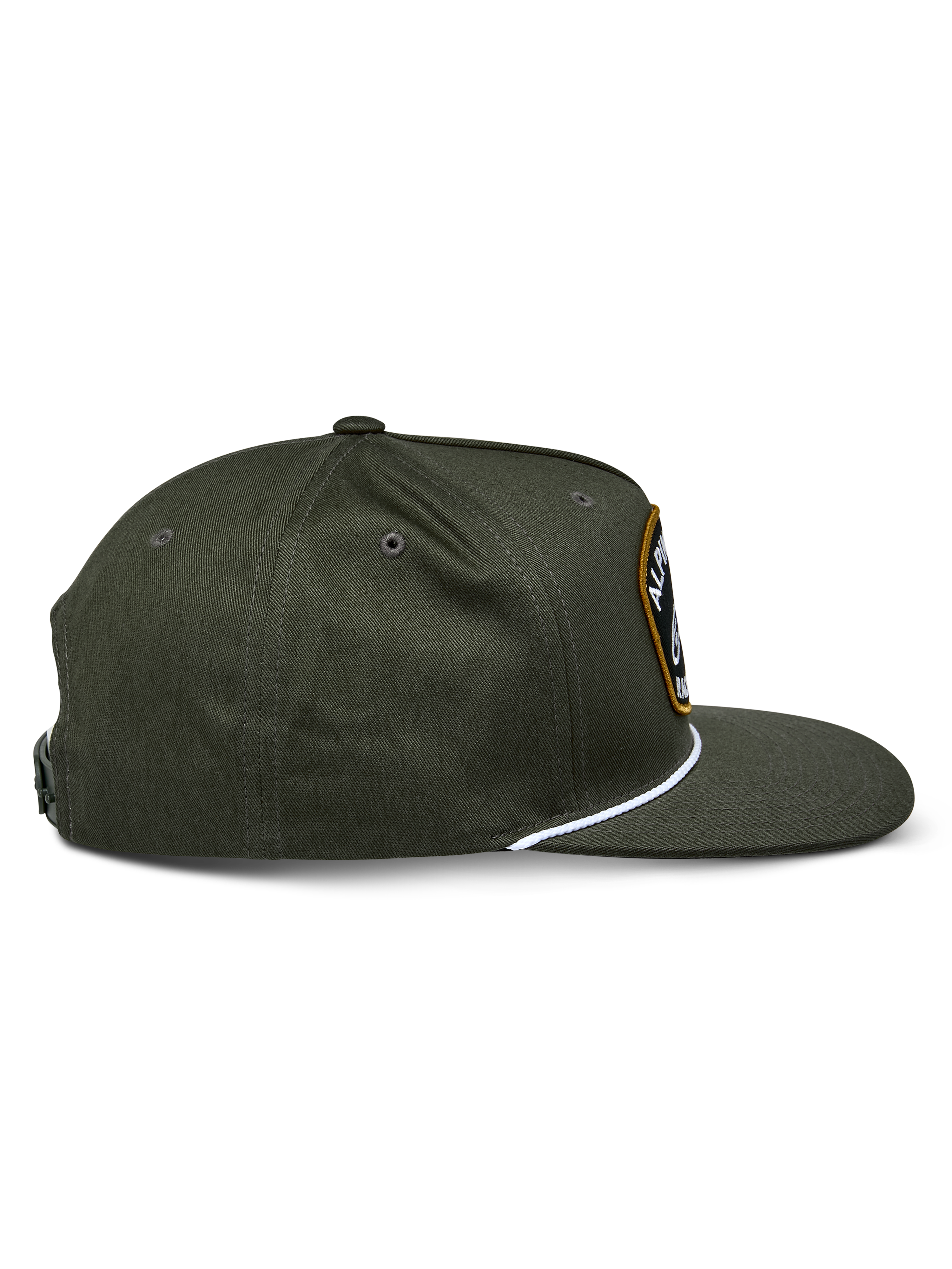 Alpinestars Promptus Snapback Hat, kolor militarna zieleń, widok z profilu prezentujący płaski daszek i usztywnioną koronę, detal z białego plecionego sznurka u podstawy korony, wytrzymała tkanina z kepru bawełnianego, sportowy styl casual